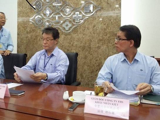 Ông Trương Phục Ninh (thứ hai từ trái qua) hứa sẽ trừng phạt nghiêm khắc ông Chu Xuân Phàm