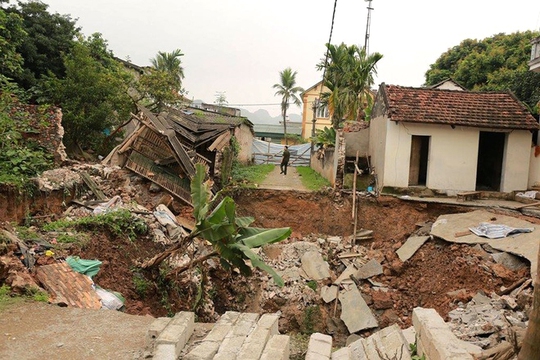
Hố sụt lún có đường kính khoảng 10 m, chiều sâu khoảng 7 m, ít nhất 3 nhà dân và một đoạn đường thôn bị ảnh hưởng sau vụ sụt lún - Ảnh: VNE
