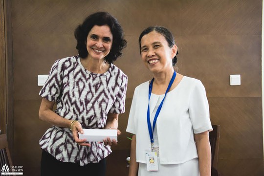 
B&agrave; Marianne Conde Salazar chụp h&igrave;nh lưu niệm c&ugrave;ng TS B&ugrave;i Tr&acirc;n Phượng, Hiệu trưởng Trường ĐH Hoa Sen
