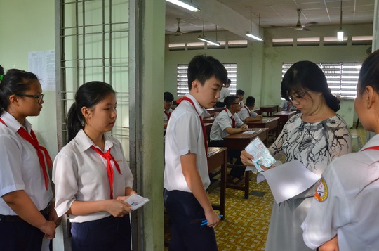 
Kiểm tra hồ sơ thí sinh trước khi vào phòng thi tại Hội đồng thi Trường THPT Diên Hồng, quận 10
