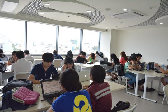 Sinh viên Trường ĐH Hoa Sen tự học tại thư viện