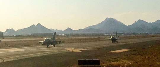 
Hai chiến đấu cơ F-16 hộ tống chiếc máy bay tới sân bay Tucson, bang Arizona. Ảnh: Ryan Healy
