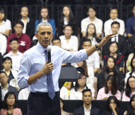 
Ông Obama làm chủ hoàn toàn sân khấu, trao đổi với các bạn trẻ Việt Nam một cách thoải mái
