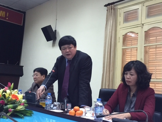 
Từ trái qua: Thứ trưởng Bộ VH-TT-DL Vương Duy Biên, tác giả Nguyễn Thế Kỷ và bà Nguyễn Thu Hiền, Phó Tổng giám đốc VTV, tại buổi họp báo giới thiệu vở diễn
