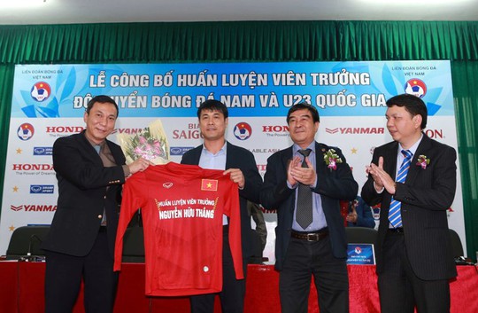 HLV Hữu Thắng nhận hoa và áo Đội tuyển Quốc gia từ lãnh đạo VFF