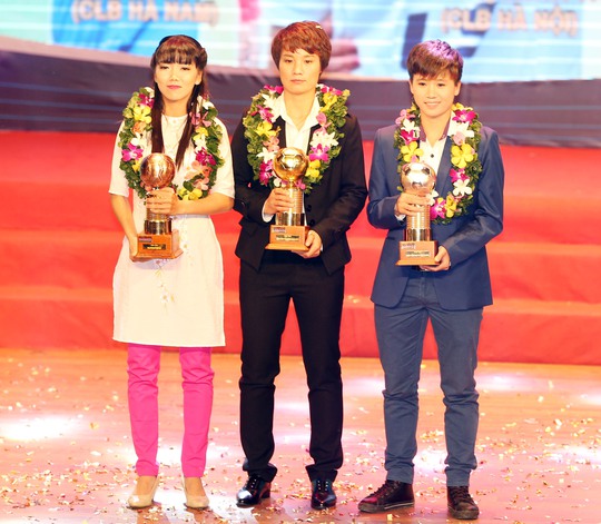 
Minh Nguyệt (giữa) đoạt Quả bóng vàng cùng với Huỳnh Như (QBĐ - trái) và Tuyết Dung (QBB)
