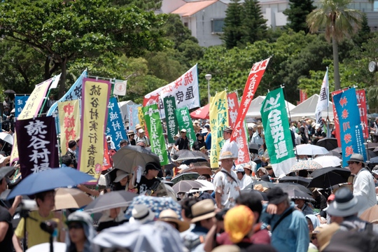 
Người biểu tình tại thủ phủ Naha, tỉnh Okinawa hôm 19-6. Ảnh: Stars and Stripes

