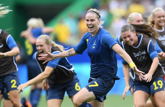 Niềm vui của các cô gái Thụy Điển khi giành quyền vào chung kết sáng 17-8