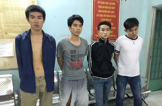 
Đối tượng Nguyễn Thành Phương (thứ 3, từ trái qua) cùng các đồng phạm tại cơ quan công an. Ảnh: Công an quận Bình Thạnh cung cấp.
