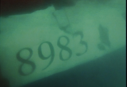 
Thân vỏ máy bay ghi rõ số hiệu máy bay (chụp dưới biển)-ảnh: Bộ Quốc phòng.
