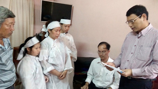 
Phó chủ tịch UBND TP Đà Nẵng Hồ Kỳ Minh thăm viếng gia đình ông Cường Ảnh: Báo Đà Nẵng
