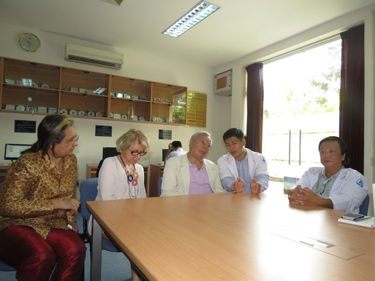 Đoàn bác sĩ nước ngoài và bác sĩ của Bệnh viện Nhi Đồng 1 đang trình bày về các ca phẫu thuật vừa thực hiện