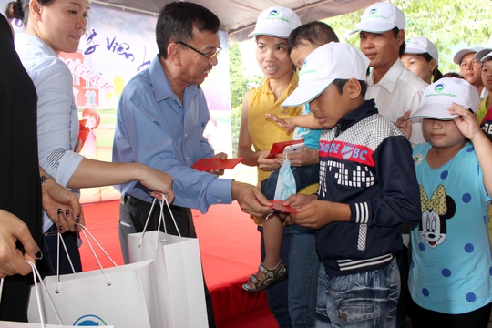 
Ông David Dương, Tổng giám đốc VWS tặng quà cho các em thiếu nhi VWS
