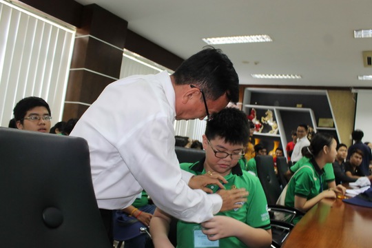 
Ông David Dương , Tổng giám đốc VWS thăm hỏi các em thiếu niên Kiều bào tại Khu Liên hợp Đa Phước
