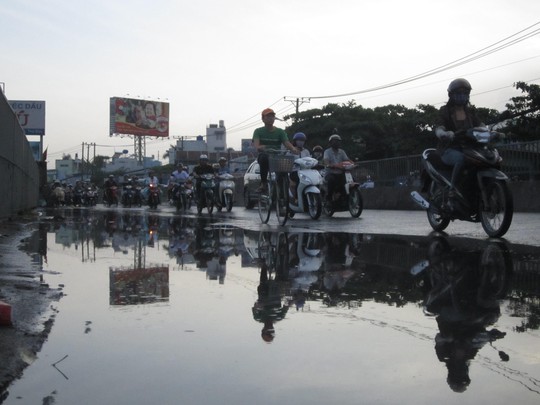 
Trên Quốc lộ 13, cơn mưa tạo nên các vũng nước lớn khiến nhiều người khi lưu thông qua phải né ra ngoài
