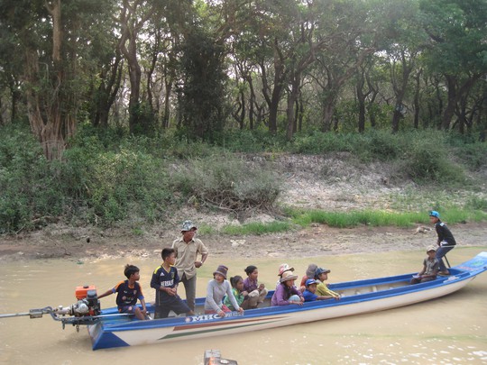 
Cá ít, việc di chuyển cũng rất khó khăn. Ngày trước, người dân ở trong làng dùng ghe di chuyển vào Biển Hồ đánh bắt cá. Do mực nước hồ cạn, việc đi lại khó khăn, nhiều hộ dân chuyển cả gia đình ra sống ngay cạnh Biển Hồ để tiện cho việc đánh bắt cá.
