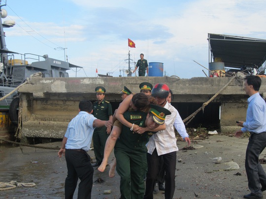 
Người nhà nạn nhân vụ chìm tàu ngất xỉu trước thi thể người thân
