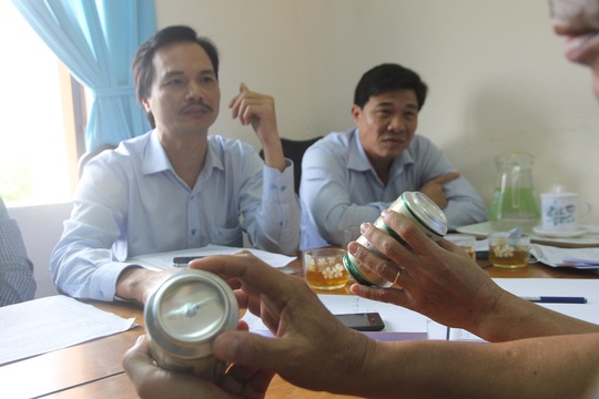 
Ông Minh (bìa trái) làm việc với đoàn liên ngành của tỉnh Quảng Nam trước đó
