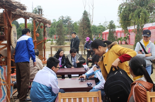 Rất đông người dân TP Thanh Hóa tới thưởng thức các món ngon ở xứ Quảng