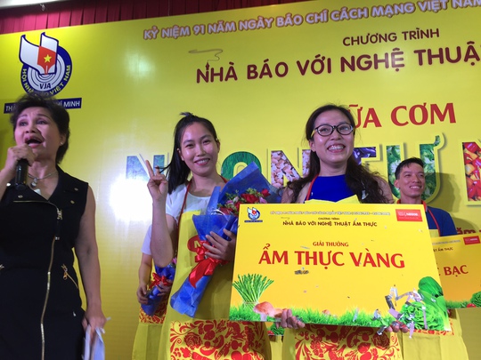 
NS Xuân Hương chúc mừng đội của phóng viên Trịnh Thiệp (báo NLĐ) và Cẩm Nhung (báo Thanh Niên) đoạt giải nhất
