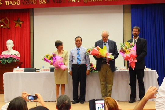 
Nhóm bác sĩ nhận hoa tặng của lãnh đạo ngành y tế tại Đồng Nai
