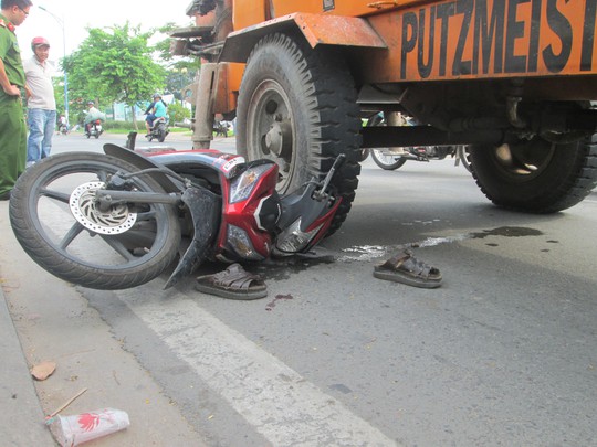 
Người dân hợp sức cứu nam thanh niên bị nạn ra từ dưới bánh xe trộn bê tông.
