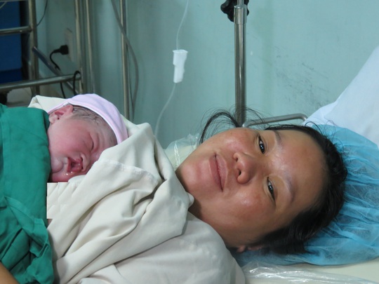 Được ứng dụng kỹ thuật đẻ không đau vốn rất phát triển tại BV Hùng Vương (TP HCM), chị Linh khá tươi tỉnh dù mới sinh con vài phút. Chị chia sẻ vẫn đang cùng gia đình chọn cái tên thật đẹp cho con gái yêu.