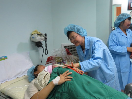 Bà Nguyễn Thị Quyết Tâm, Phó Bí thư Thành Ủy, Chủ tịch HĐND TP HCM cũng có mặt để chào đón và chúc mừng sản phụ sinh con đầu tiên trong năm mới
