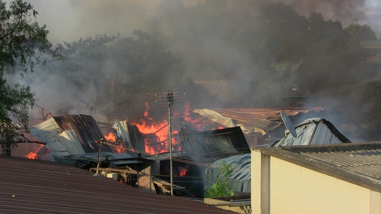 Lửa cháy ngùn ngụt ở xưởng gia công đồ gỗ