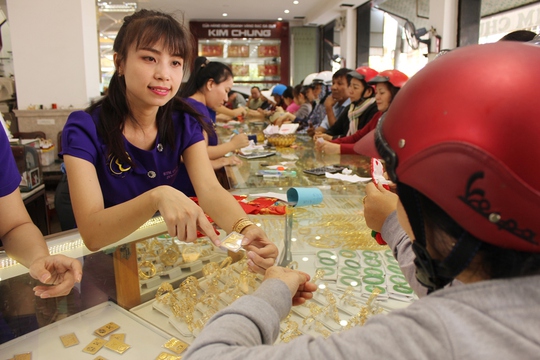 
Các tiệm vàng ở khu vực Xóm Mới, Nha Trang cũng đầy kín người mua. Ảnh: Kỳ Nam
