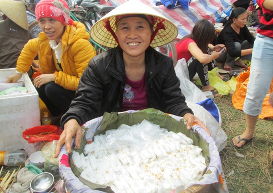 
Bánh đa gấc và bánh dẽo là 2 món ăn được nhiều người ưu thích và được bày bán rất nhiều
