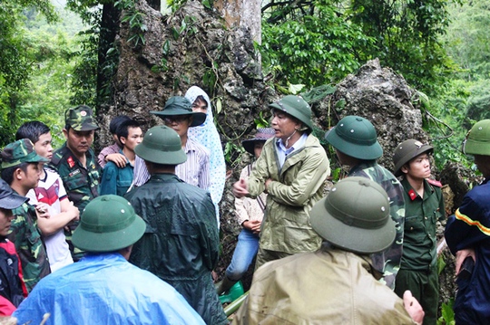 
Ông Nguyễn Văn Dũng, Chủ tịch UBND huyện Bá Thước, cũng có mặt tại hiện trường chỉ đạo các lực lượng chức năng khẩn trương tìm mọi cách đưa các nạn nhân ra khỏi hang

 
