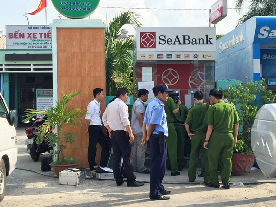 
Công an khám nghiệm hiện trường vụ trộm tiền trong trụ ATM trước cổng chính Bến xe khách Tiền Giang
