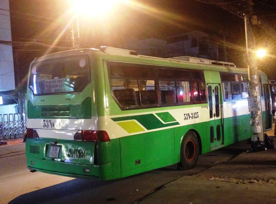 Chiếc xe buýt kịp dừng lại trước khi cán qua người nạn nhân
