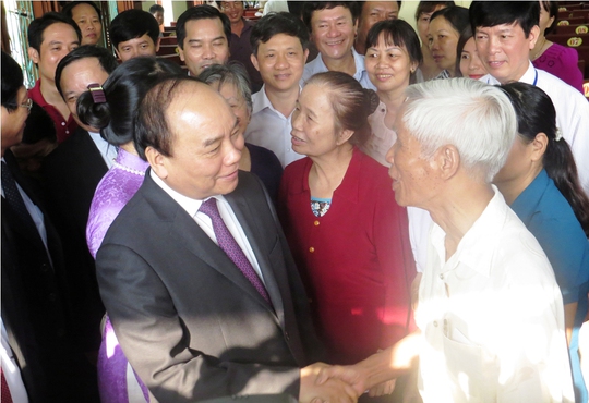 
Thủ tướng Nguyễn Xuân Phúc thăm hỏi cử tri tại điểm bỏ phiếu

