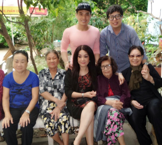 
NSUT Mỹ Châu và nhà báo Thanh Hiệp đến thăm các nghệ sĩ lão thành tại Khu dưỡng lão Nghệ sĩ Tphcm
