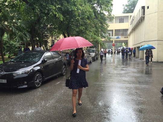 
Thí sinh đội mưa đến trường thi
