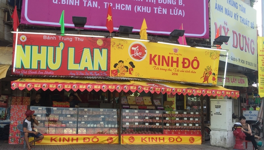 Một cửa hàng kinh doanh bánh trung thu tại vòng xoay Phú Lâm (quận 6)