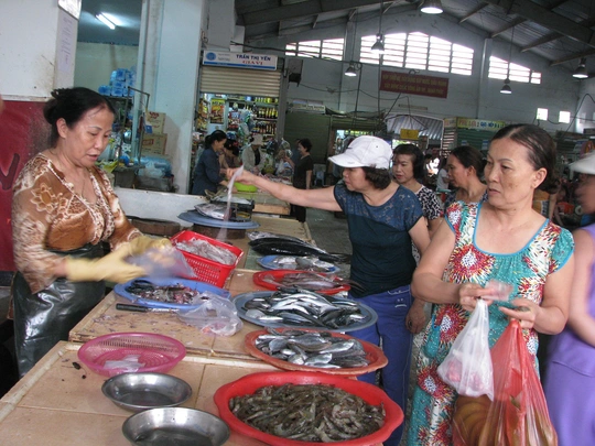 
Người dân Đà Nẵng đổ xô đi mua hải sản sạch

