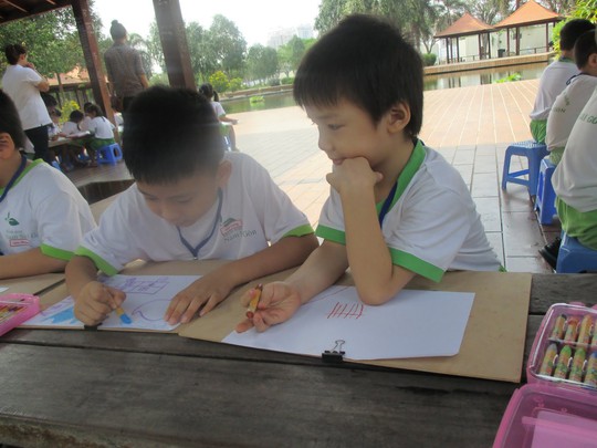 
Nên tạo hứng thú cho trẻ thể hiện khả năng hơn là bắt ép trẻ học chữ sớm. Ảnh: NLĐO
