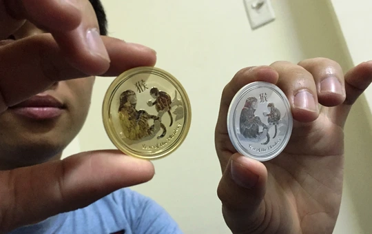 
Cặp xu in hình khỉ có giá 3 triệu đồng được làm bằng vàng 24K và bạc
