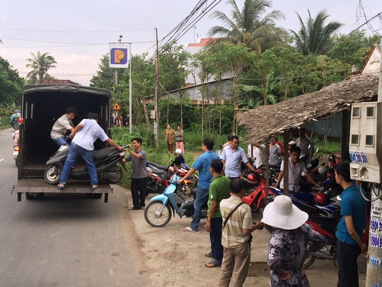 
Công an tạm giữ phương tiện của các đối tượng
