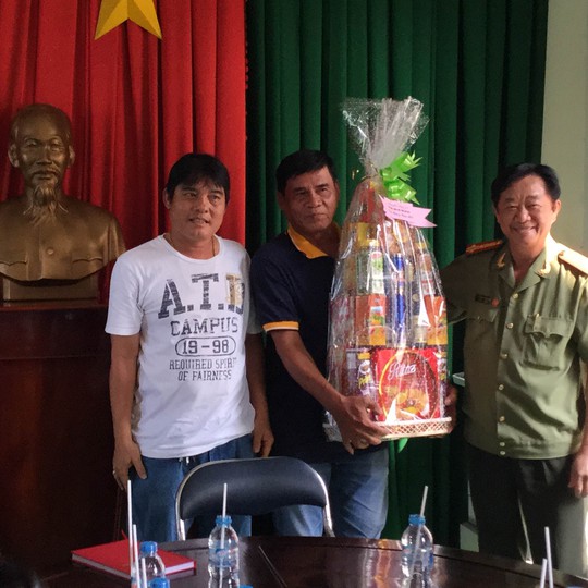 
Giám đốc Công an tỉnh Bình Dương (bìa phải) trao quà cho đại diện Đội Phòng chống tội phạm Phú Hòa
