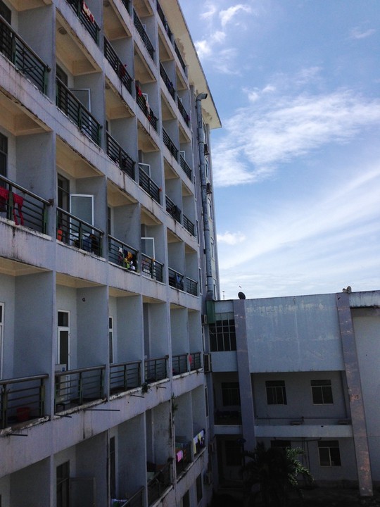
Khu vực phía sau hiện trường vụ nhảy lầu từ tầng 7 rơi xuống tầng 3 Bệnh viện đa khoa Quảng Ngãi. Ảnh: T.Trực
