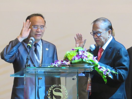 Chủ tịch Ủy ban quốc gia ALA Nguyễn Văn Quyền (trái) làm lễ tuyên thệ