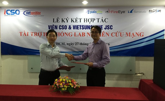 Đại diện Công ty VietSunShine (bên phải) ký hợp tác tài trợ cho Viện CSO