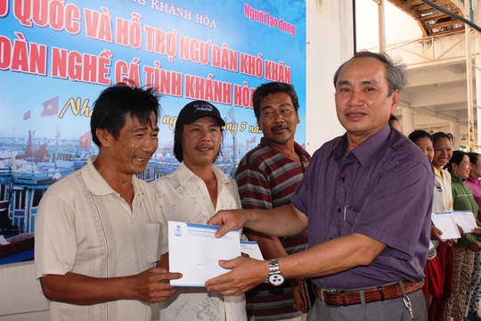 
Ông Nguyễn Hòa,Chủ tịch LĐLĐ tỉnh Khánh Hòa trao quà hỗ trợ ngư dân gặp khó khăn
