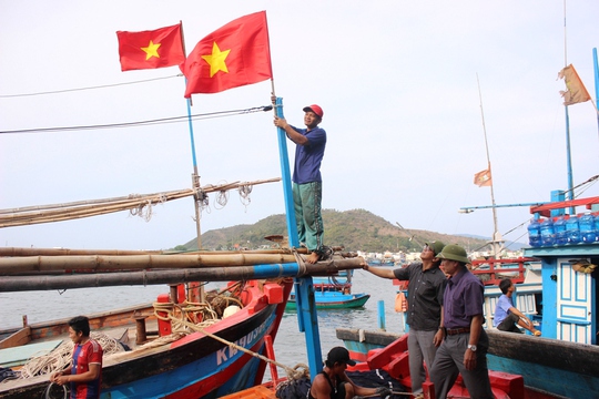 
Lãnh đạo LĐLĐ tỉnh Khánh Hòa và Báo Người Lao Động trao cờ trực tiếp cho ngư dân trên tàu cá đánh bắt xa bờ
