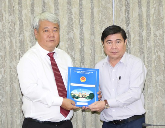 
Chủ tịch UBND TP Nguyễn Thành Phong (bìa phải) trao quyết định bổ nhiệm cán bộ cho ông Võ Khắc Thái
