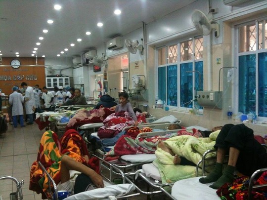 
Khoa Cấp cứu Bệnh viện Bạch Mai chật kín bệnh nhân
